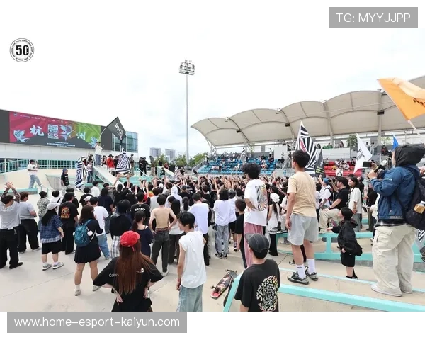 世界滑板学校在赛事中开展安全与法律常识普及活动,世界滑板日活动 世界滑板学校在赛事中开展安全与法律常识普及活动,世界滑板日活动